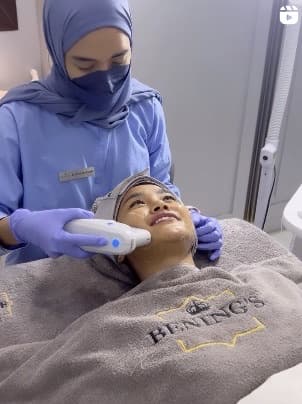 Brand ambassador during a beauty treatment campaign